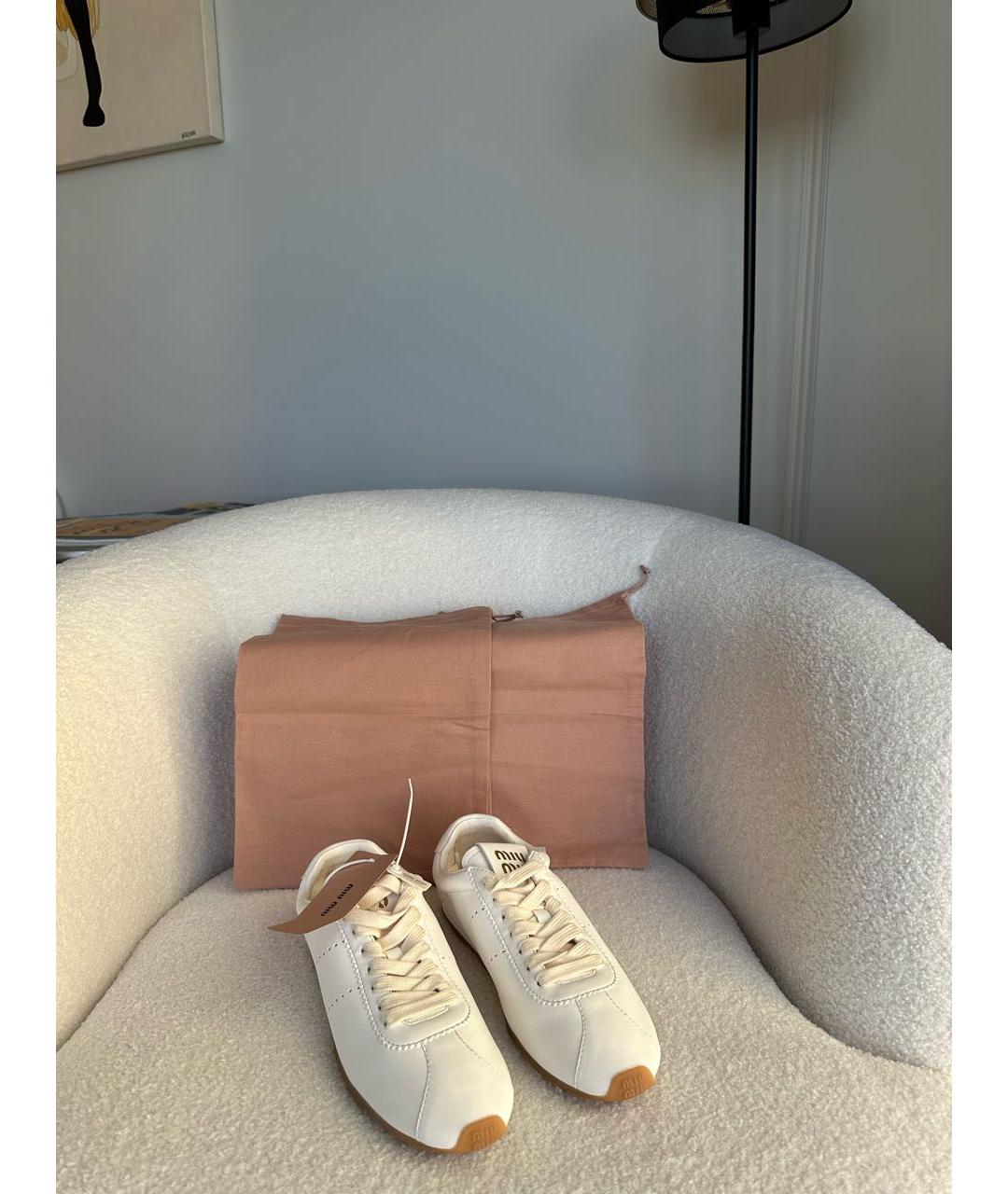 MIU MIU Белые замшевые кроссовки, фото 6