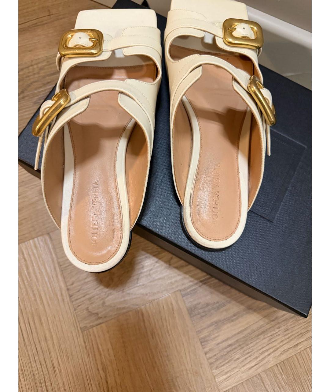 BOTTEGA VENETA Бежевые кожаные сандалии, фото 3