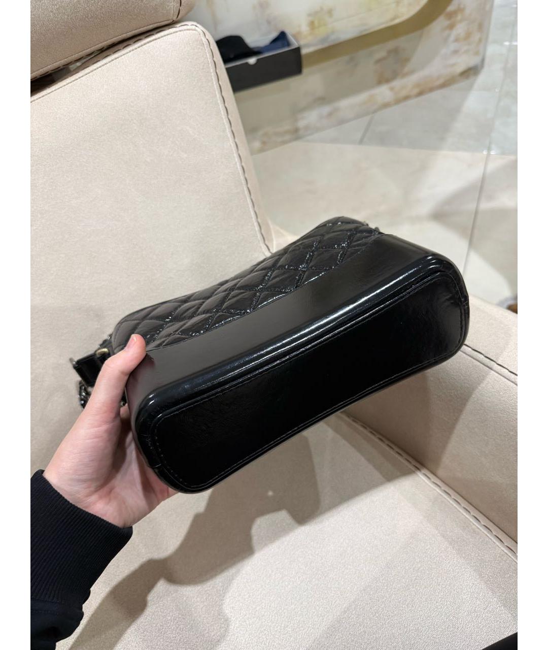 CHANEL Черная сумка через плечо из лакированной кожи, фото 7