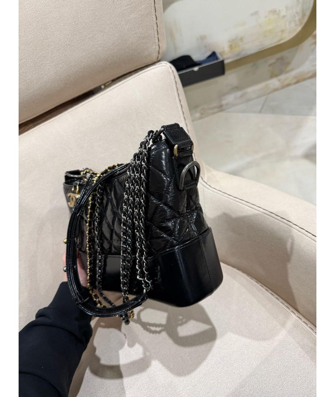 CHANEL Черная сумка через плечо из лакированной кожи, фото 5
