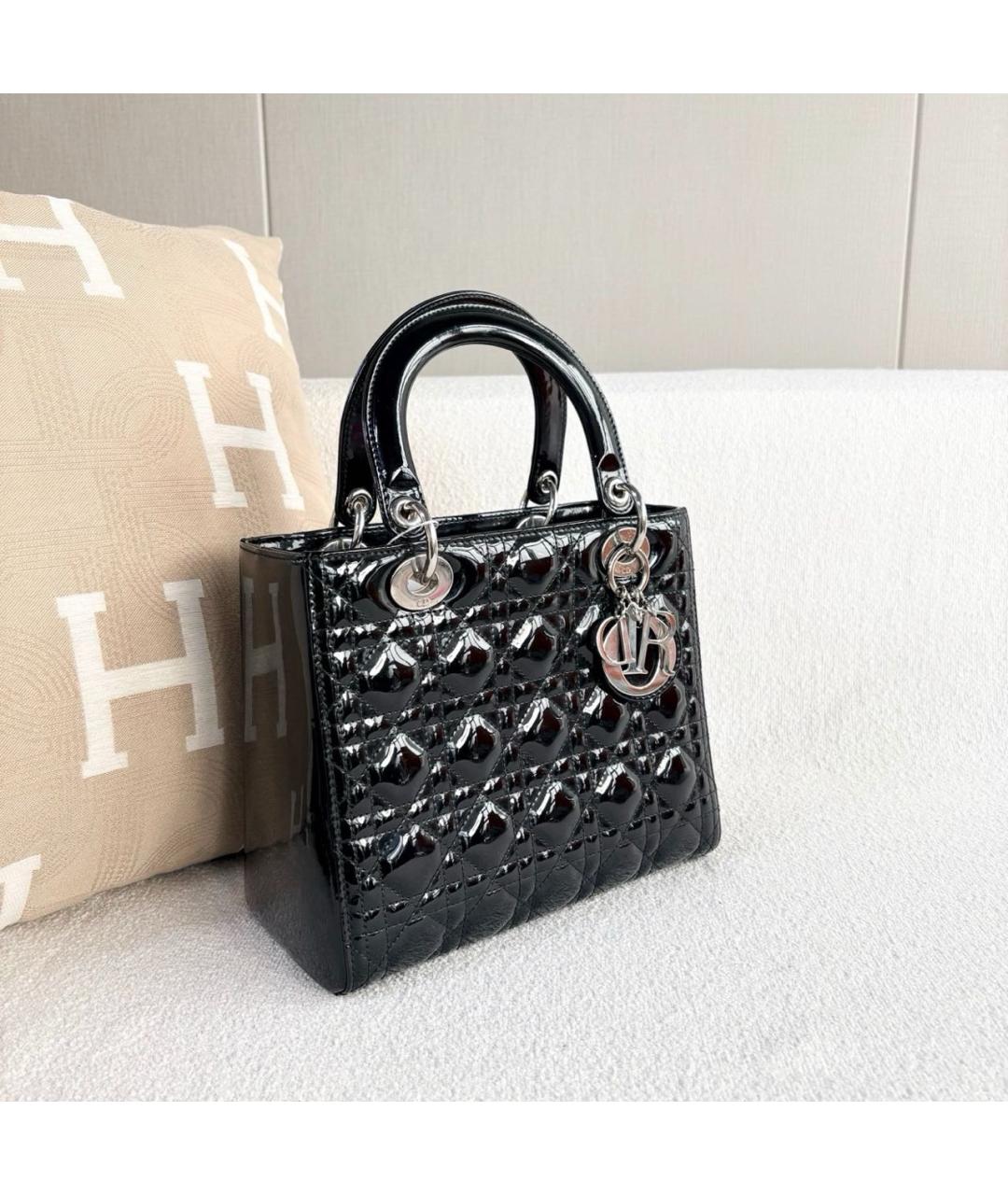 CHRISTIAN DIOR Черная сумка с короткими ручками из лакированной кожи, фото 4