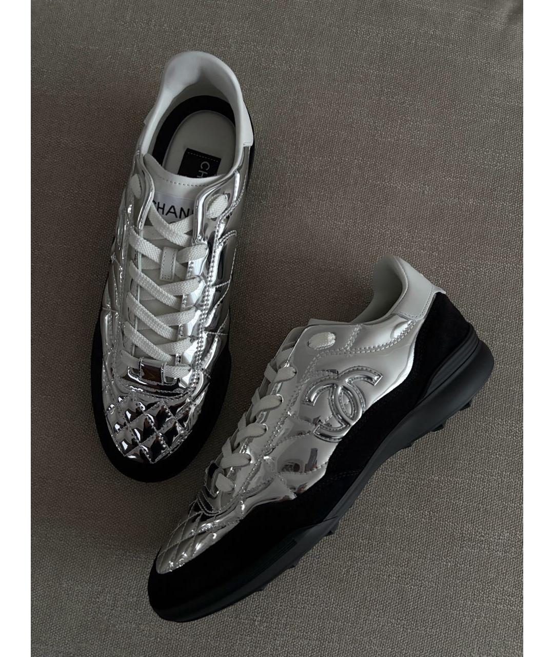 CHANEL Серебряные кроссовки из лакированной кожи, фото 2