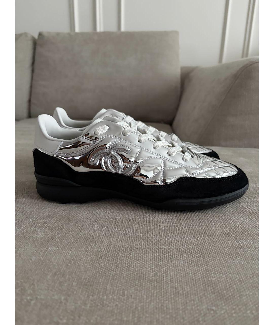 CHANEL Серебряные кроссовки из лакированной кожи, фото 4
