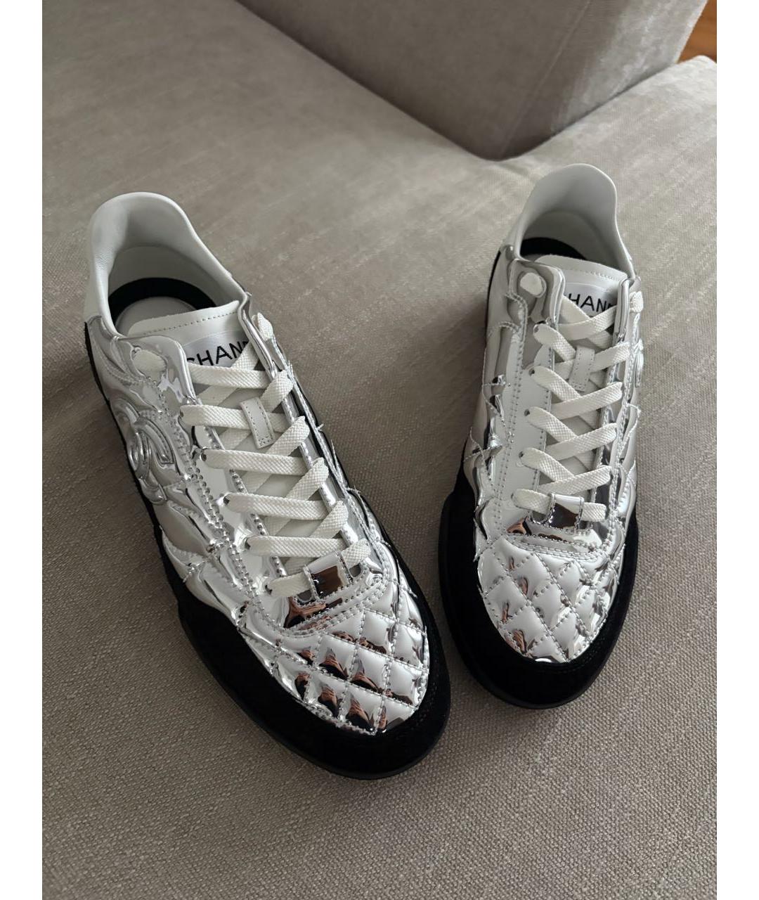 CHANEL Серебряные кроссовки из лакированной кожи, фото 3