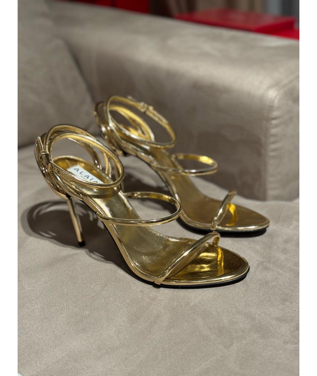 ALAIA Золотые босоножки из лакированной кожи, фото 4