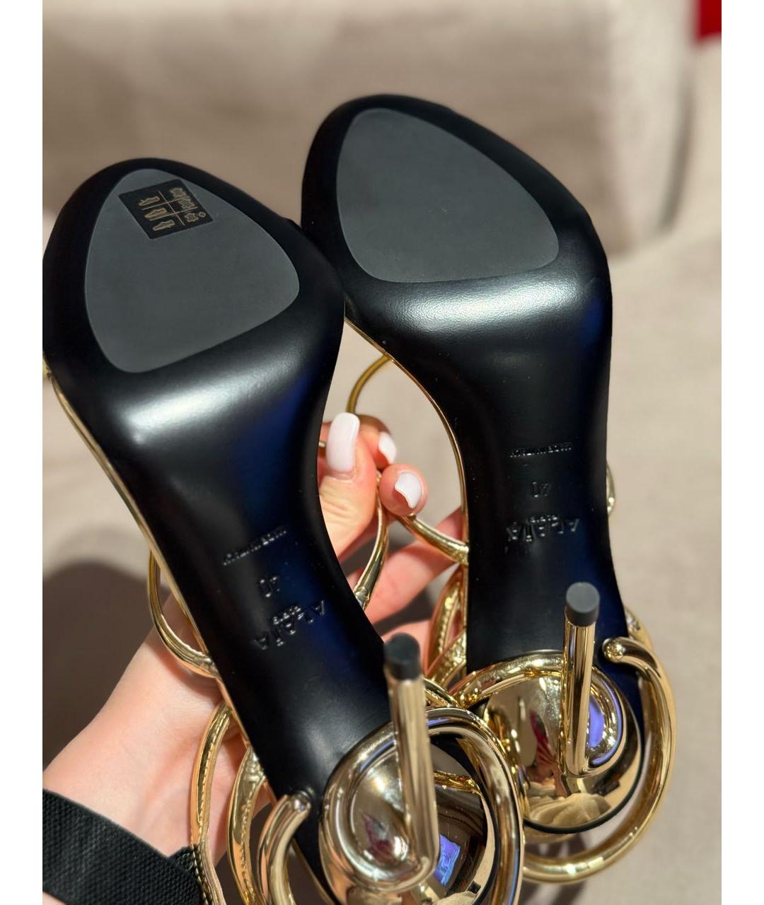 ALAIA Золотые босоножки из лакированной кожи, фото 5