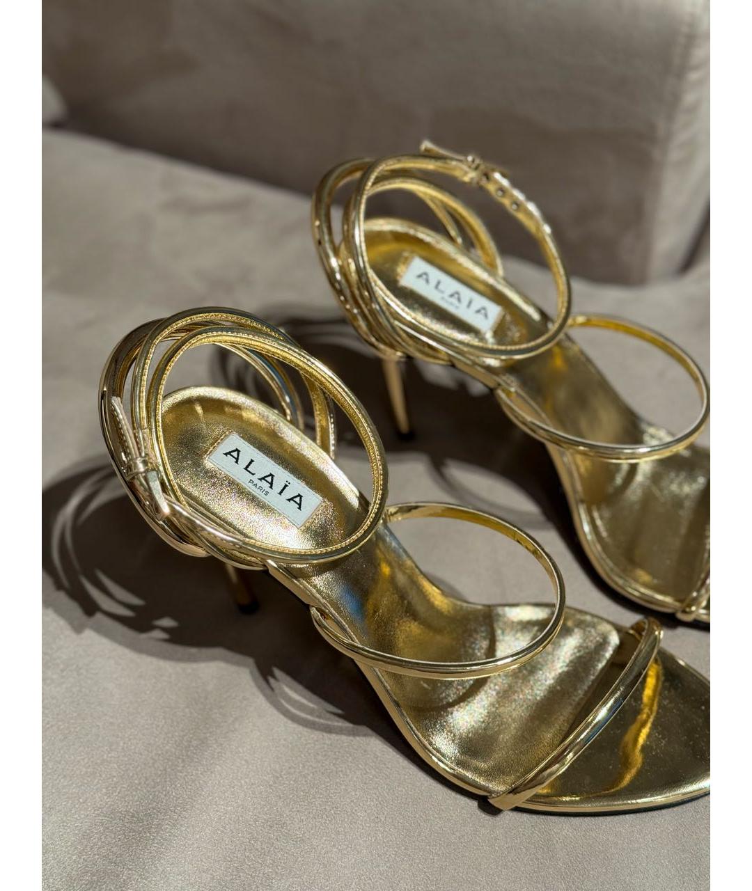 ALAIA Золотые босоножки из лакированной кожи, фото 2