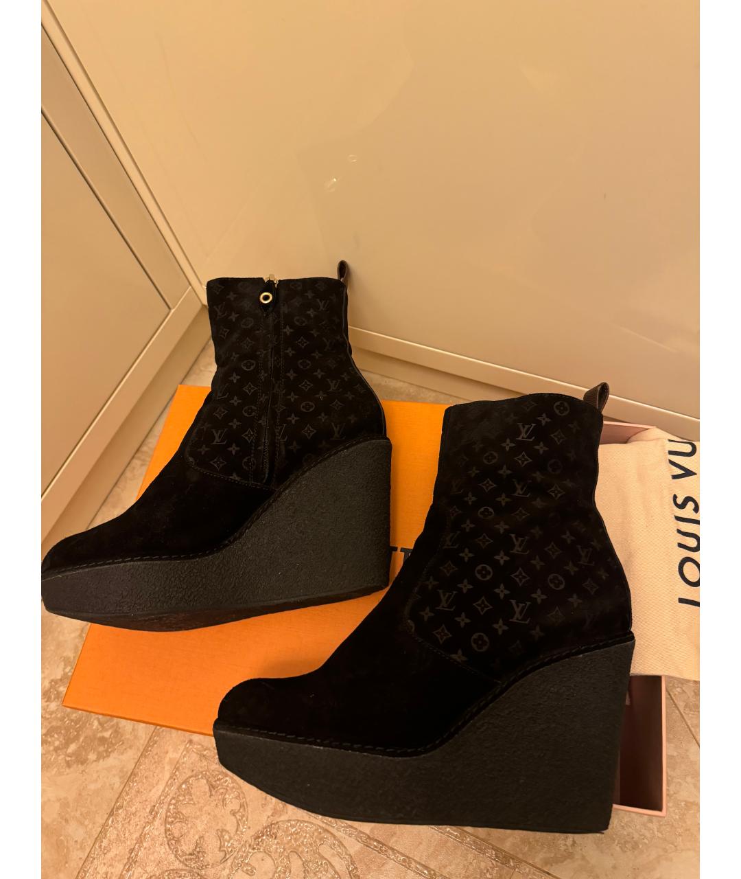 LOUIS VUITTON Черные замшевые ботильоны, фото 6