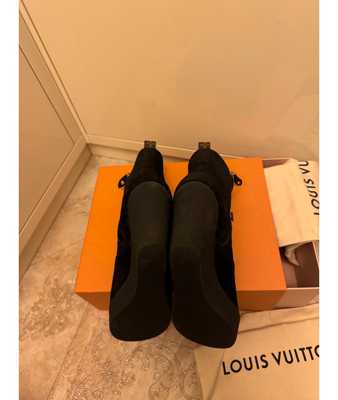 LOUIS VUITTON Черные замшевые ботильоны, фото 5