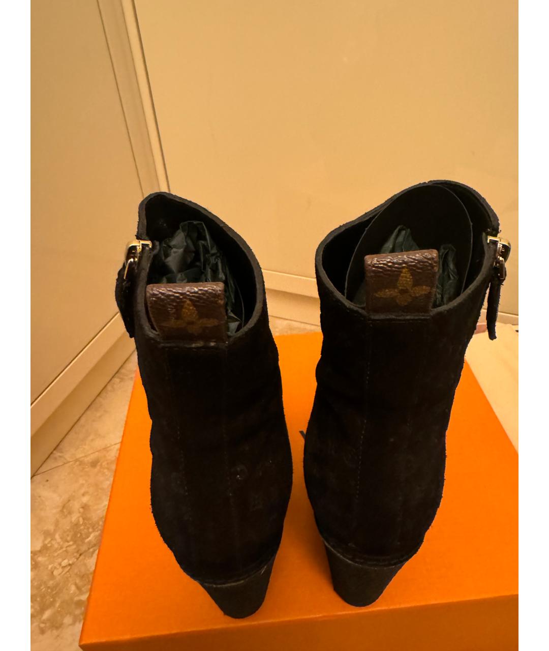 LOUIS VUITTON Черные замшевые ботильоны, фото 4