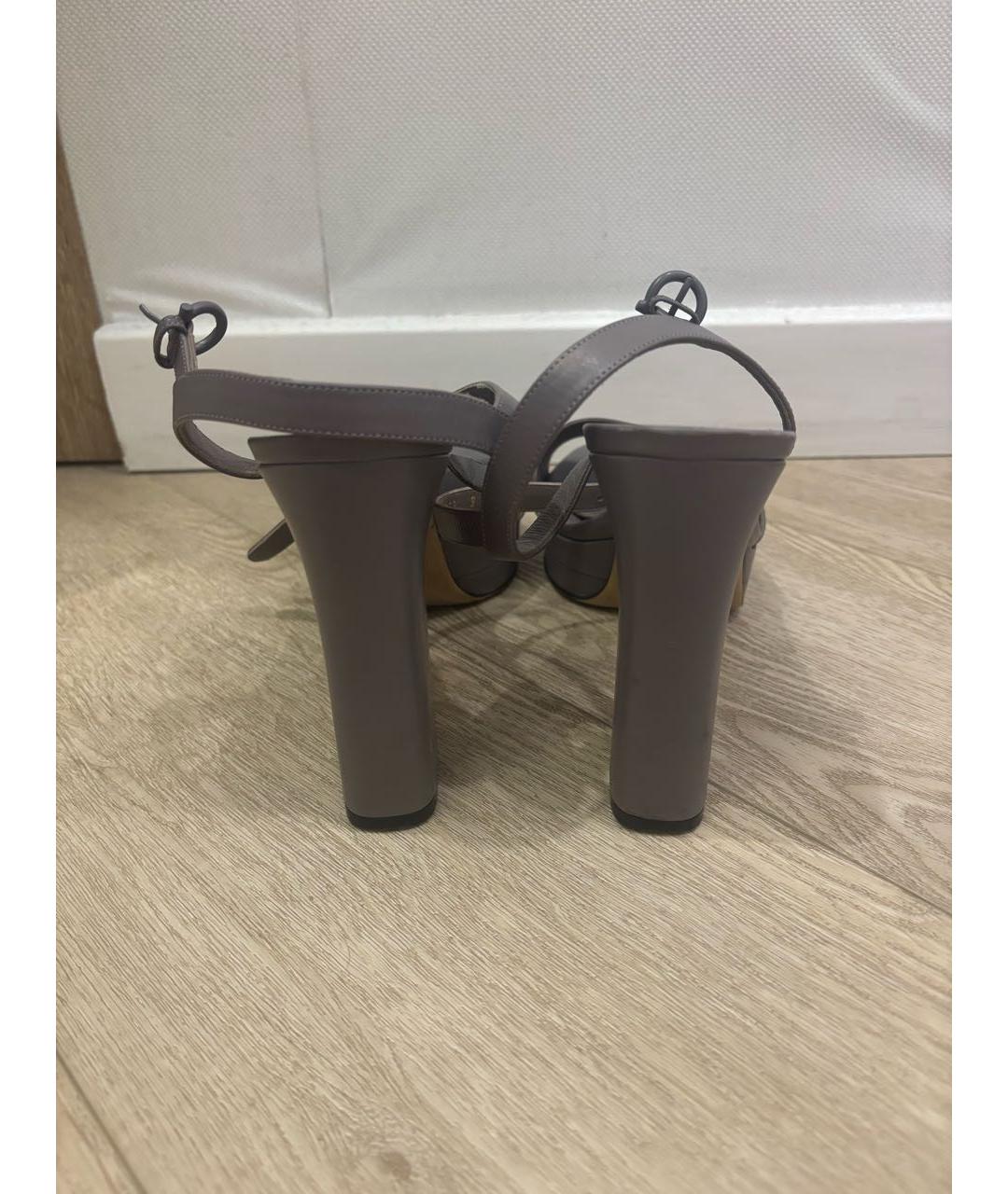 FERRAGAMO Серые кожаные босоножки, фото 4