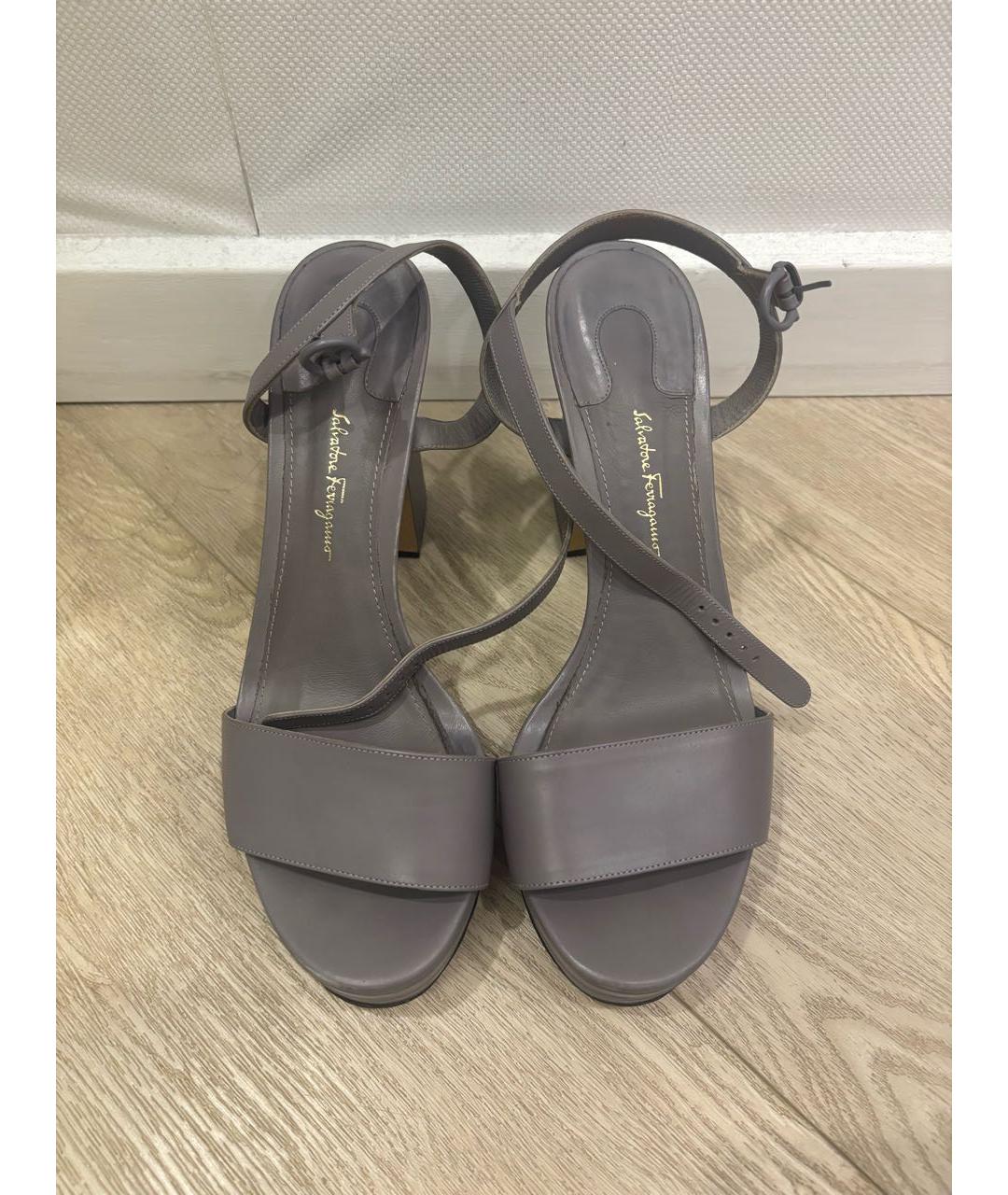 FERRAGAMO Серые кожаные босоножки, фото 2