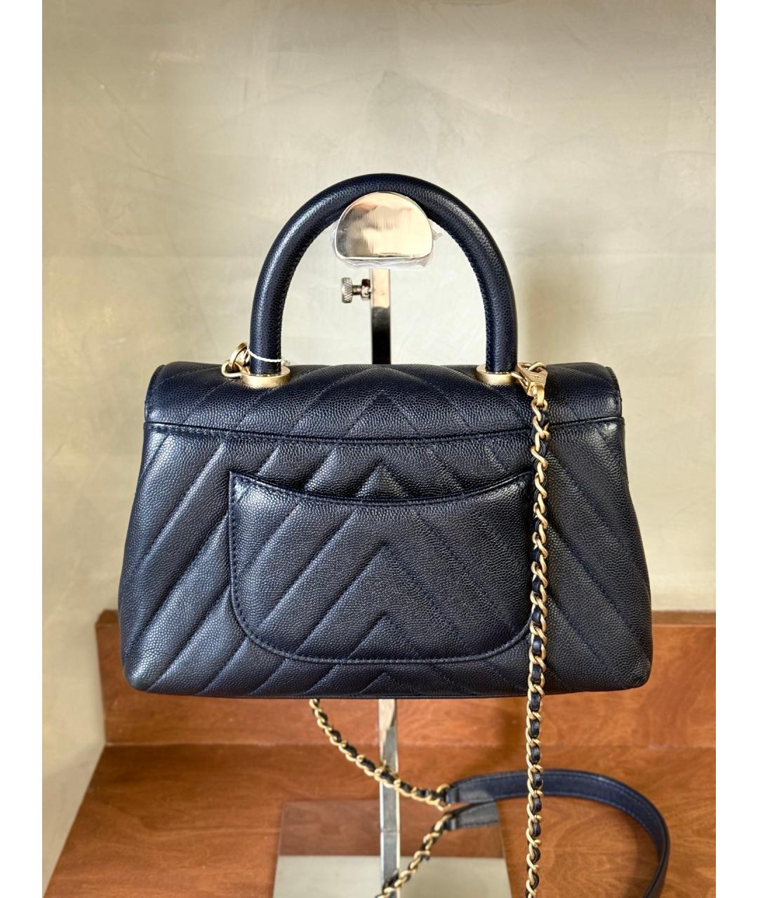 CHANEL Темно-синяя кожаная сумка с короткими ручками, фото 5