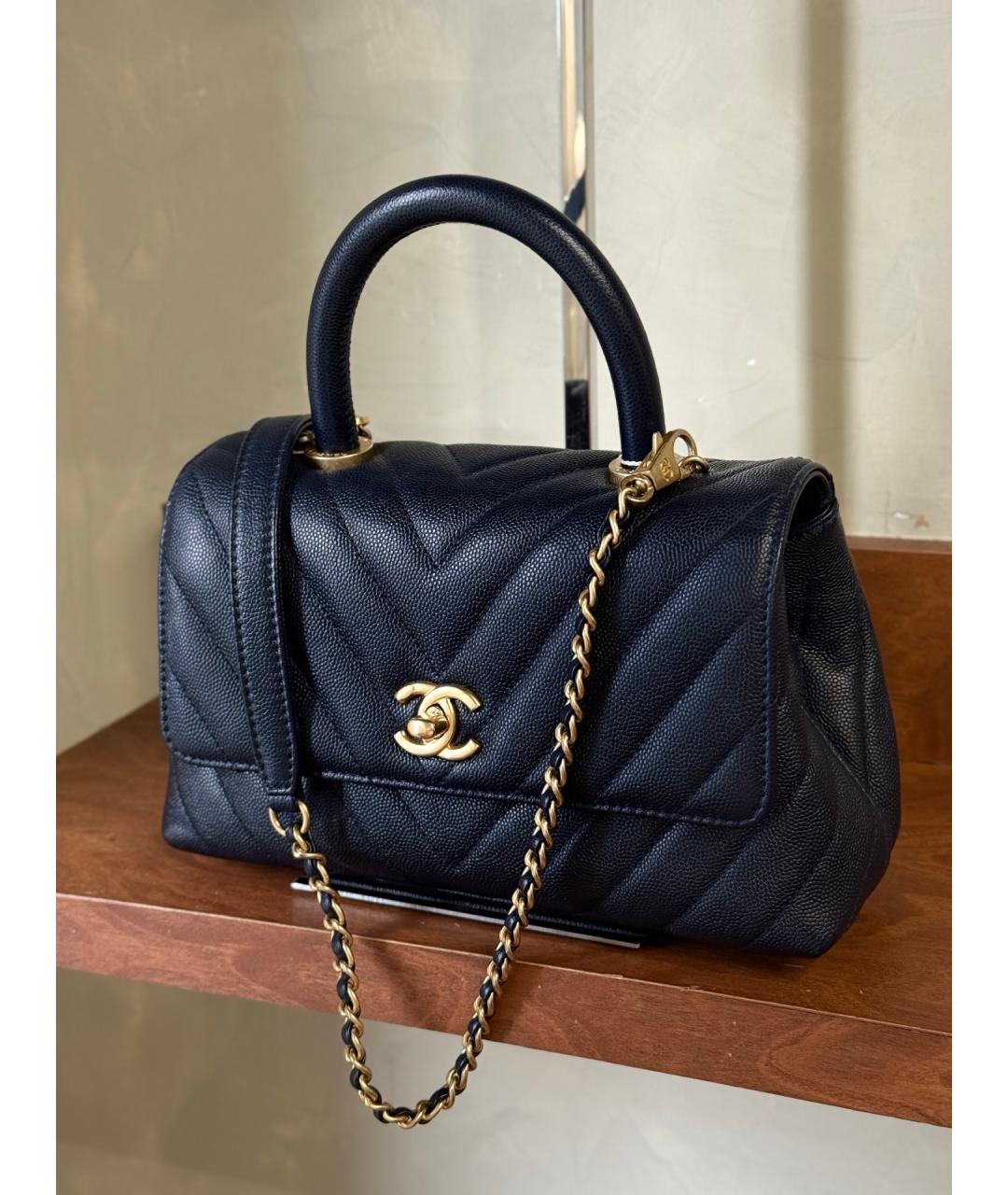 CHANEL Темно-синяя кожаная сумка с короткими ручками, фото 3