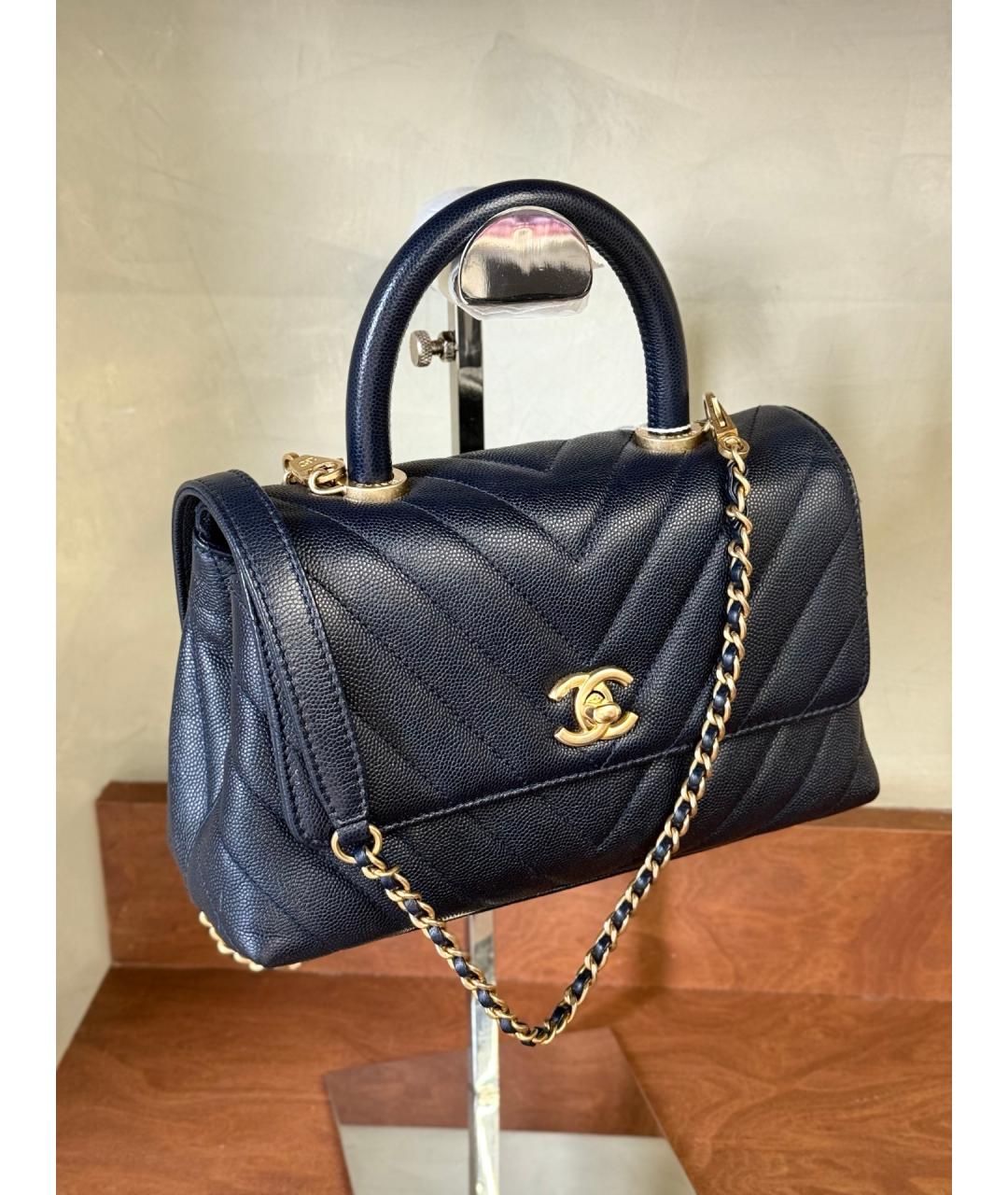 CHANEL Темно-синяя кожаная сумка с короткими ручками, фото 4