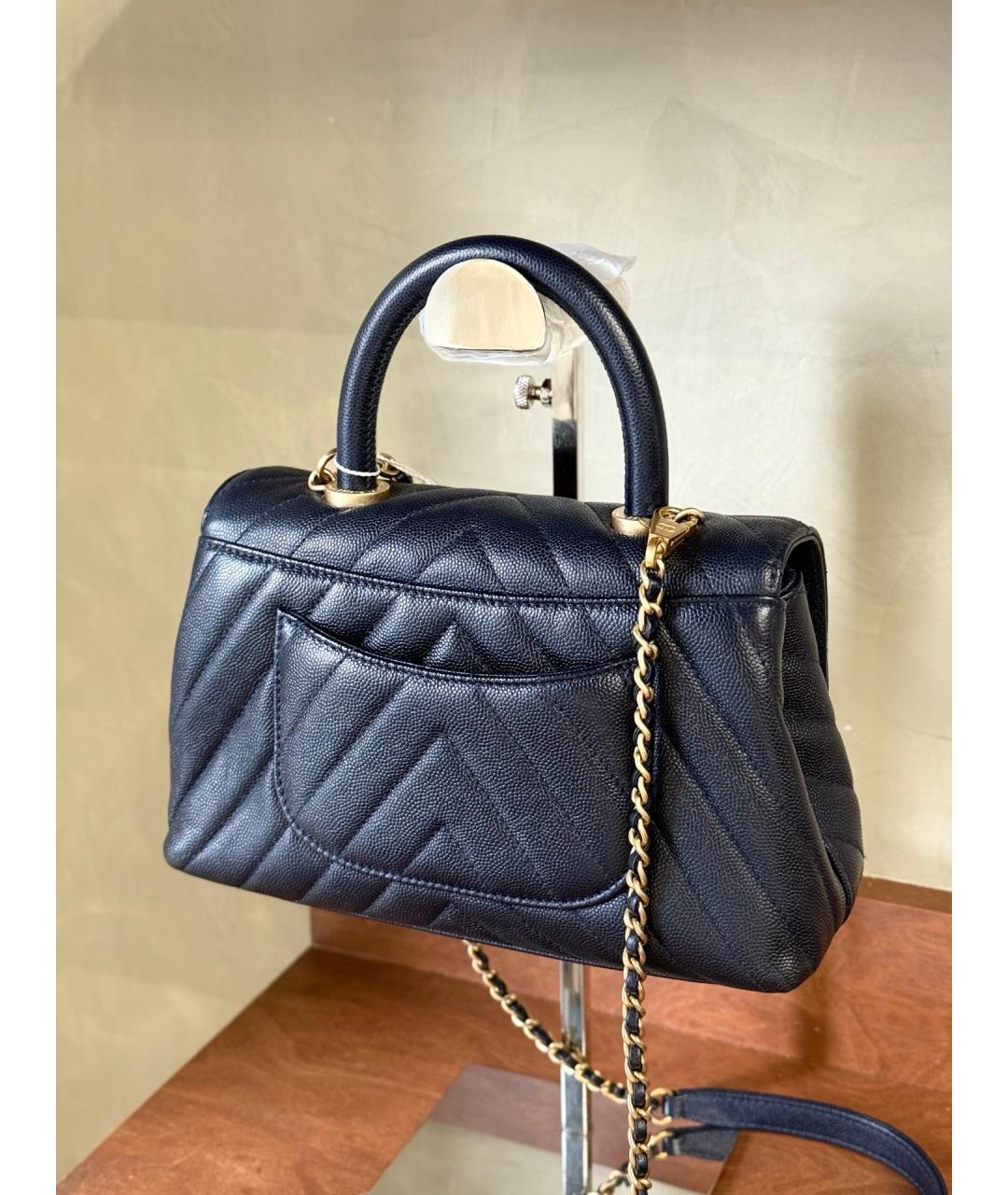 CHANEL Темно-синяя кожаная сумка с короткими ручками, фото 6