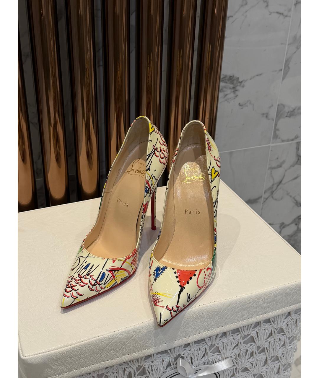 CHRISTIAN LOUBOUTIN Белые босоножки из лакированной кожи, фото 6