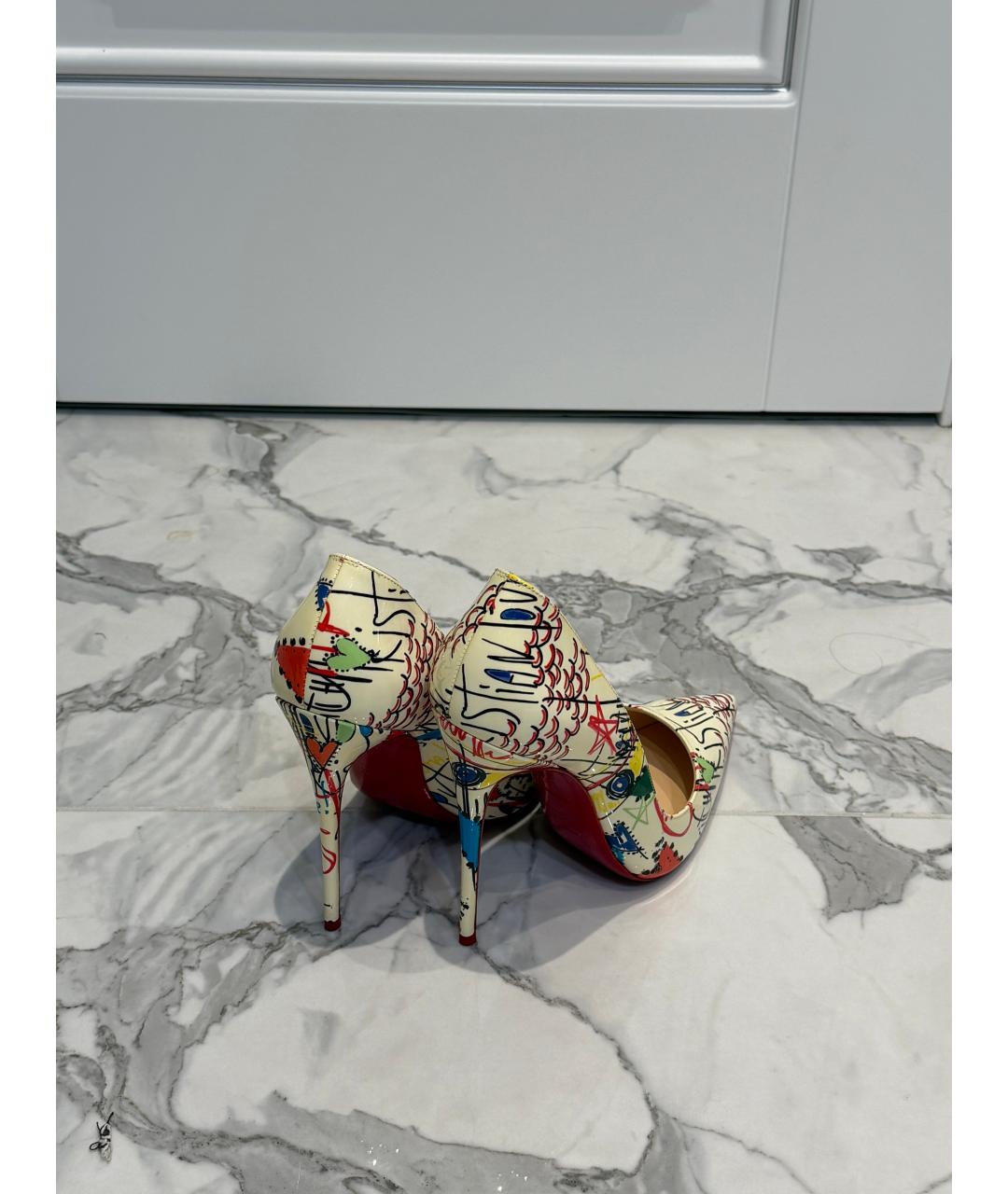 CHRISTIAN LOUBOUTIN Белые босоножки из лакированной кожи, фото 4