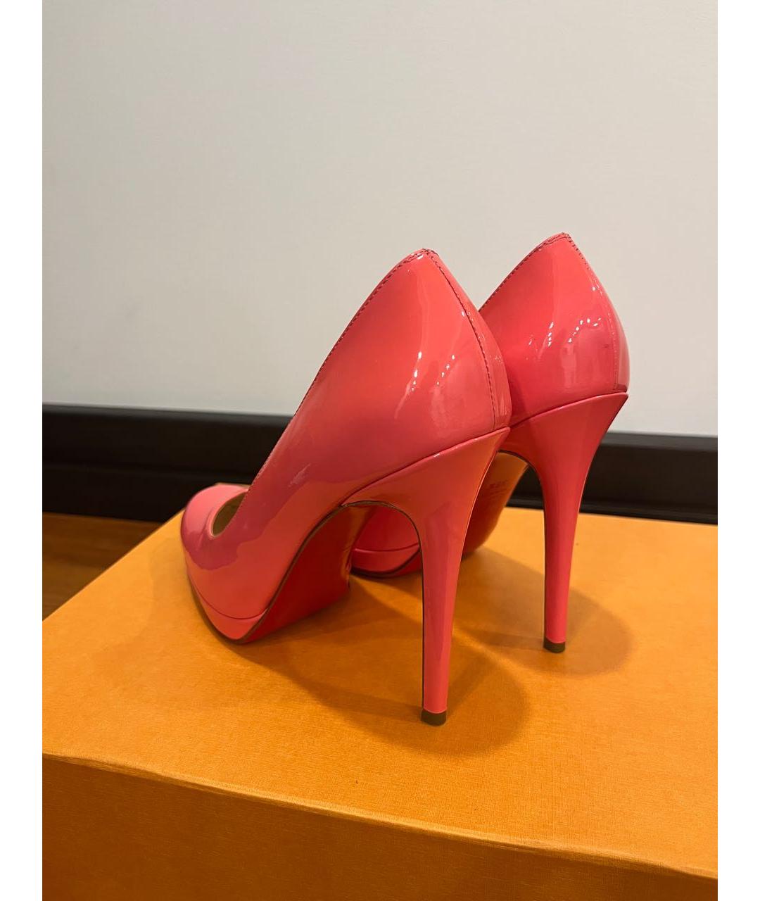 CHRISTIAN LOUBOUTIN Коралловые туфли из лакированной кожи, фото 3