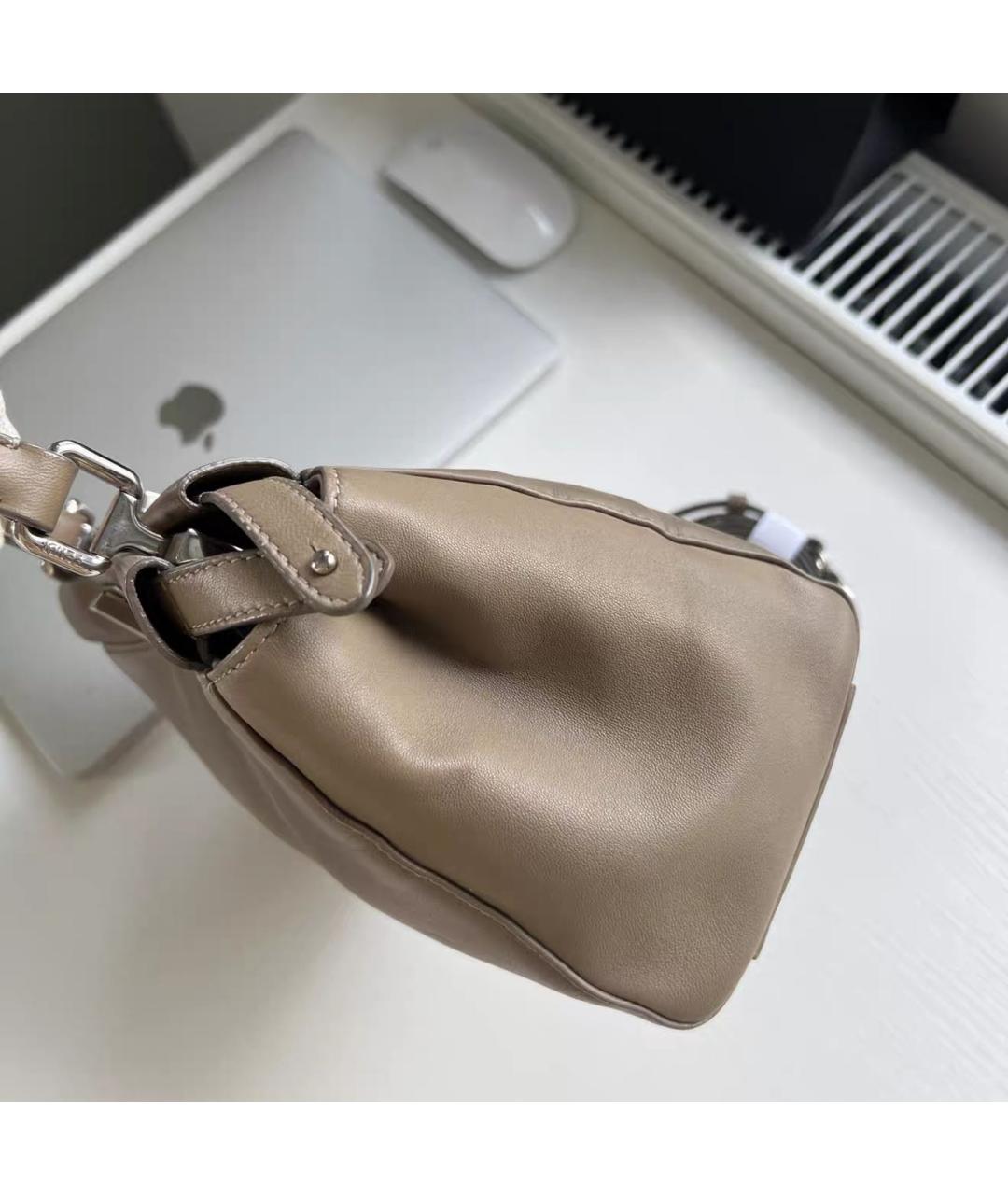 FENDI Бежевая кожаная сумка с короткими ручками, фото 4