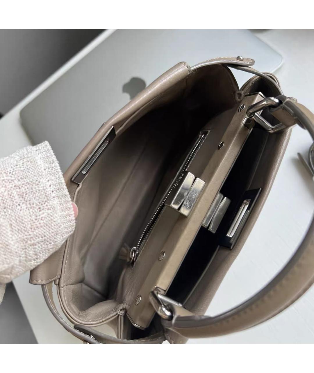 FENDI Бежевая кожаная сумка с короткими ручками, фото 8