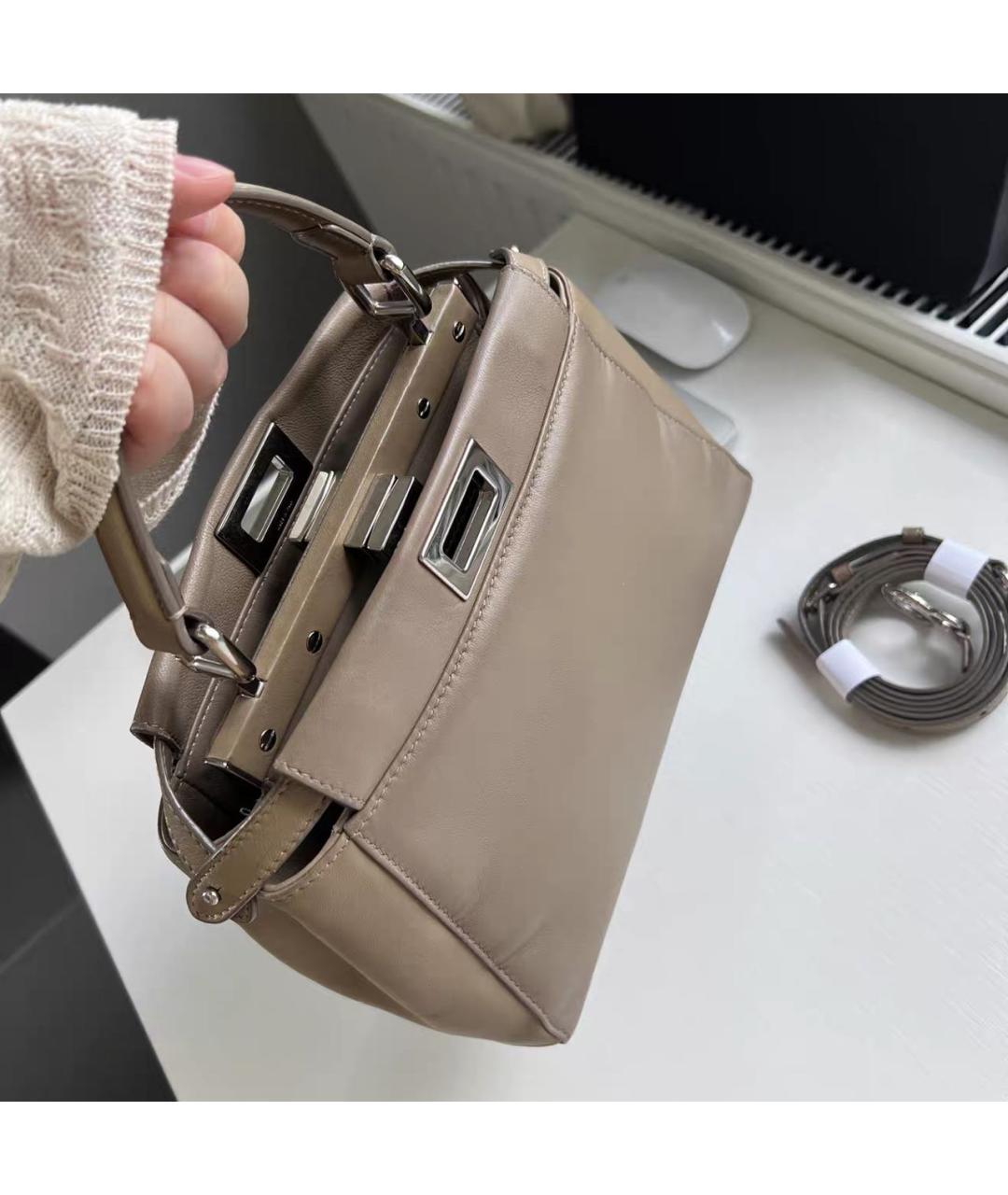 FENDI Бежевая кожаная сумка с короткими ручками, фото 3