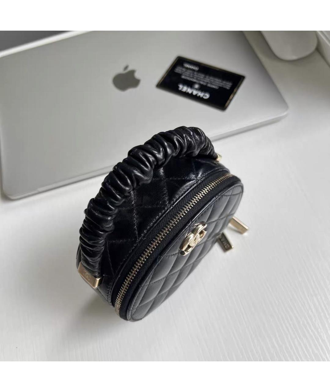 CHANEL Черная кожаная сумка с короткими ручками, фото 3