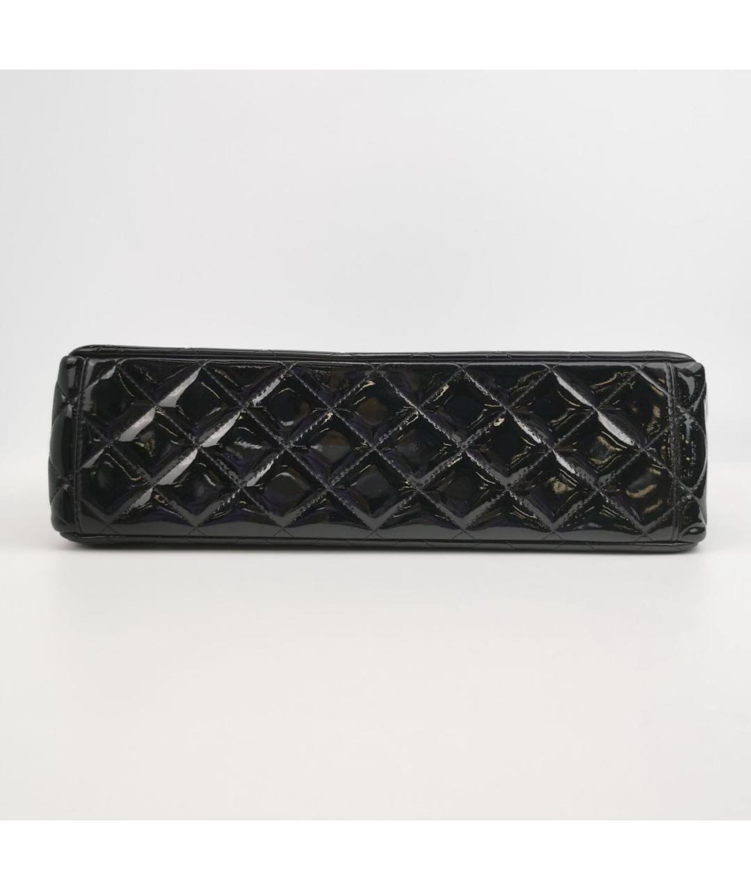 CHANEL Черная сумка через плечо из лакированной кожи, фото 5