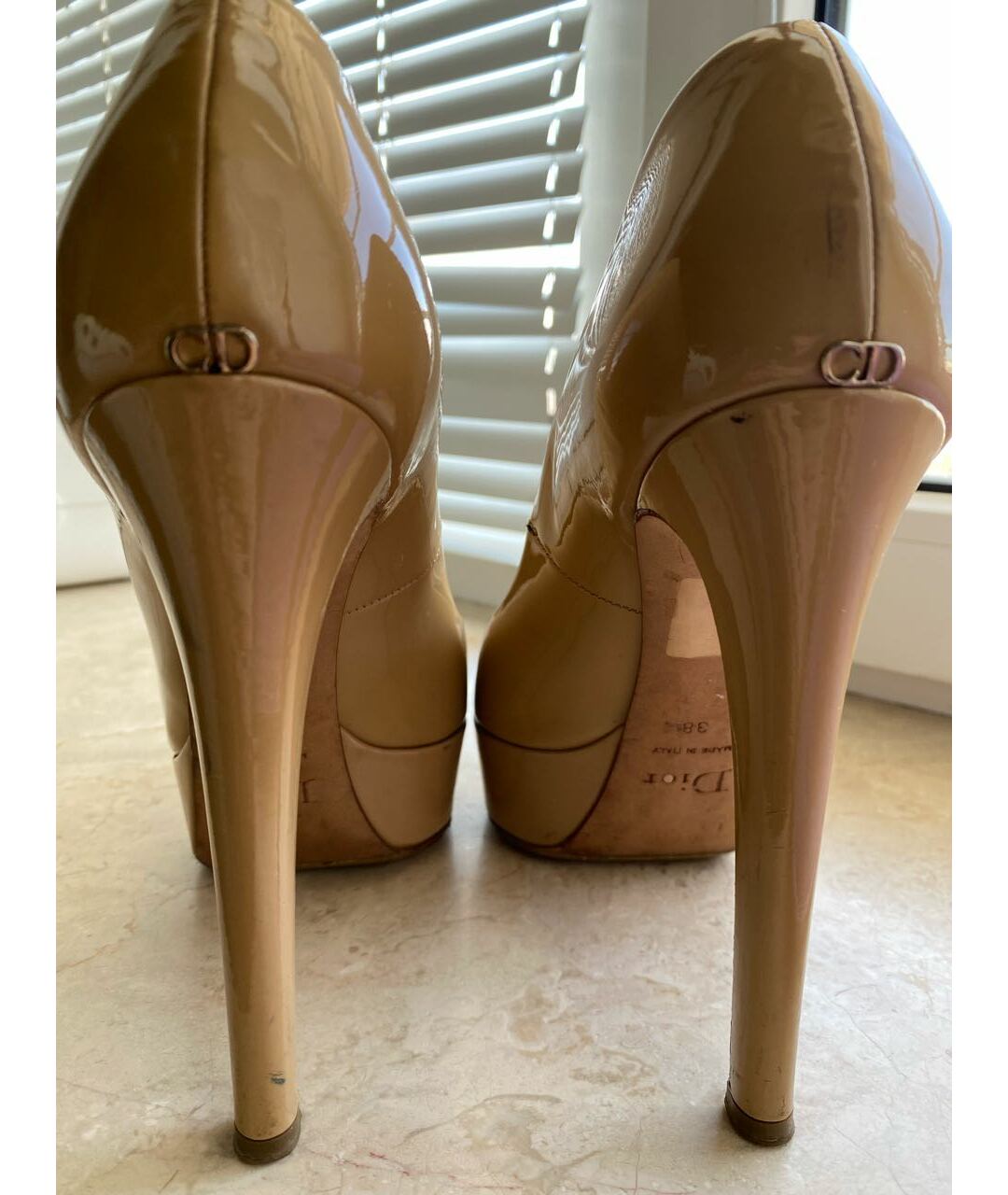 CHRISTIAN DIOR Бежевые туфли из лакированной кожи, фото 3