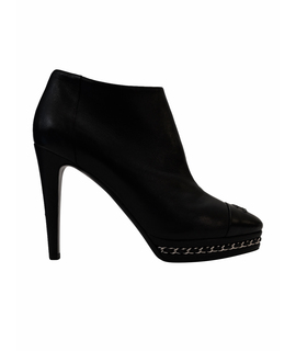 Ботильоны CHANEL PRE-OWNED Chanel Black Leather CC Chain Link Ankle Booties