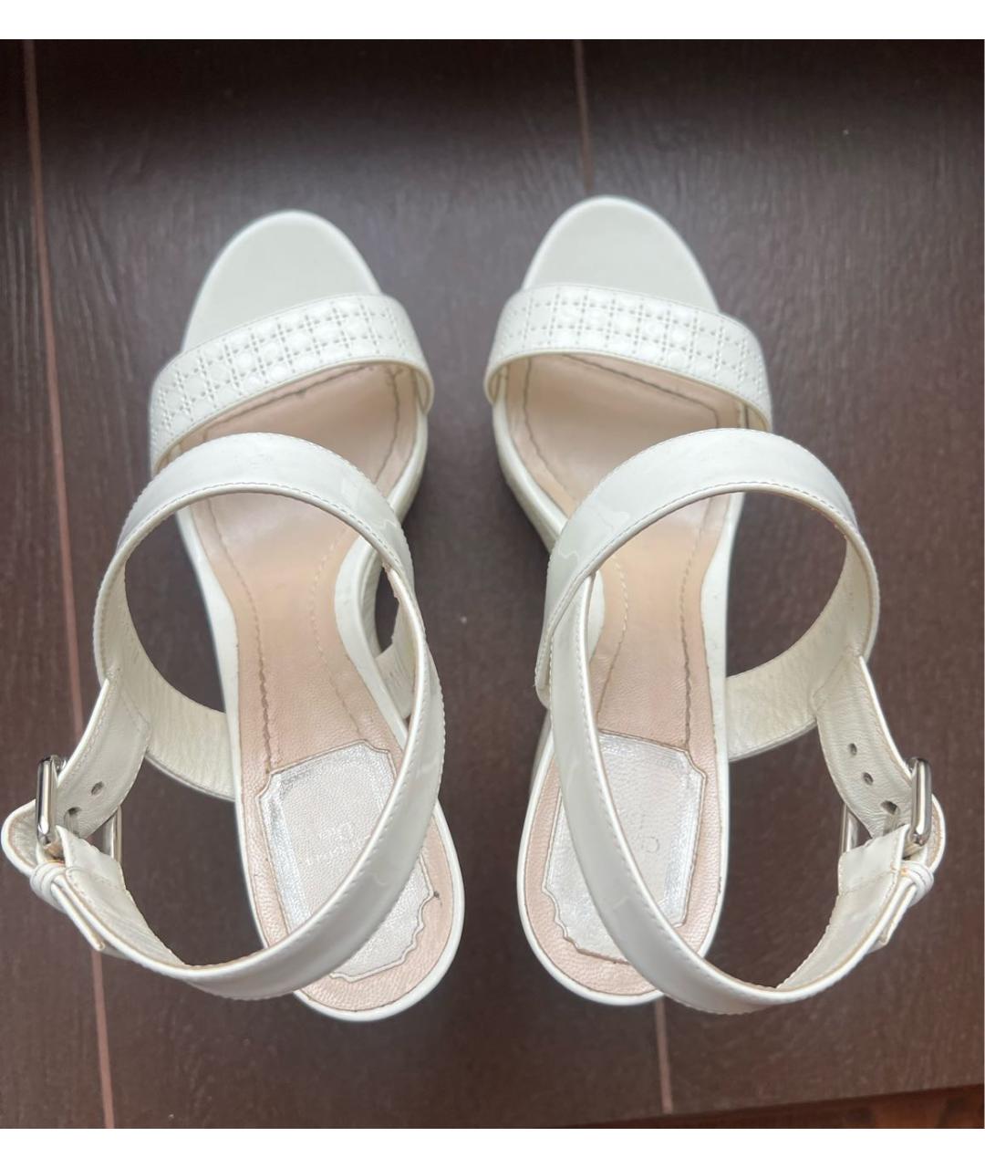 CHRISTIAN DIOR Белые босоножки из лакированной кожи, фото 3