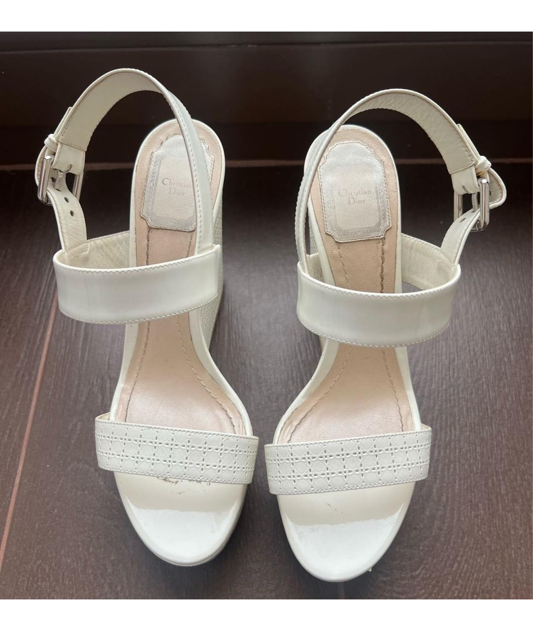 CHRISTIAN DIOR Белые босоножки из лакированной кожи, фото 2