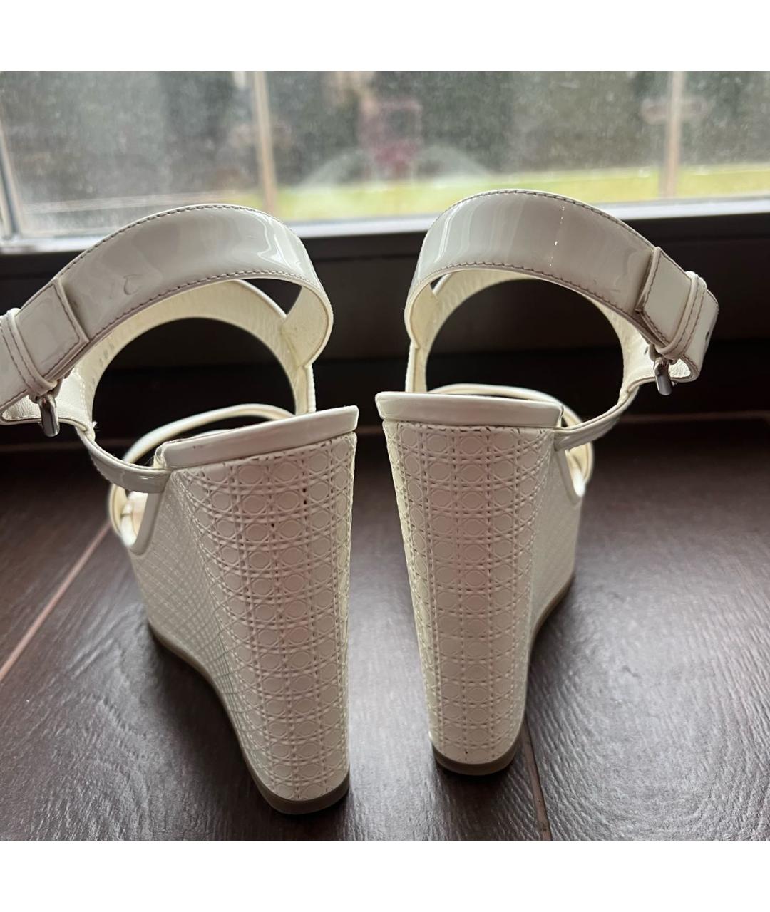 CHRISTIAN DIOR Белые босоножки из лакированной кожи, фото 4
