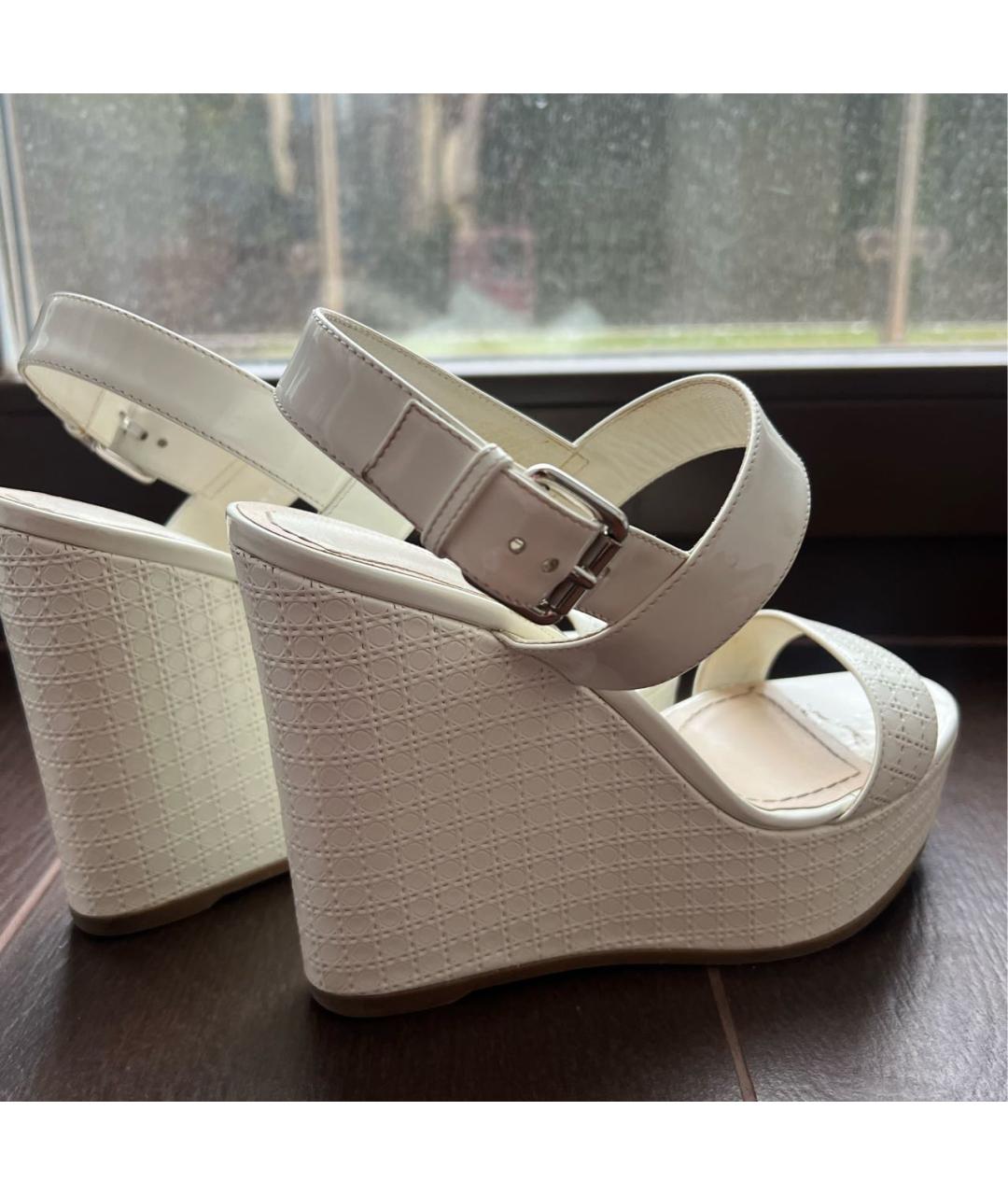 CHRISTIAN DIOR Белые босоножки из лакированной кожи, фото 5