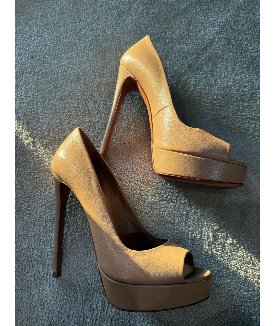 ALAIA Бежевые кожаные туфли, фото 6