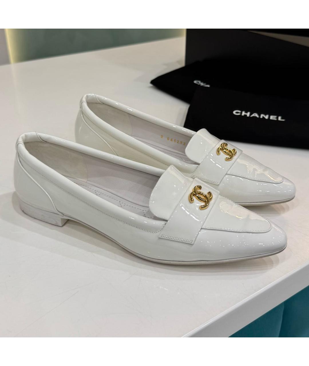 CHANEL Белые лоферы из лакированной кожи, фото 2