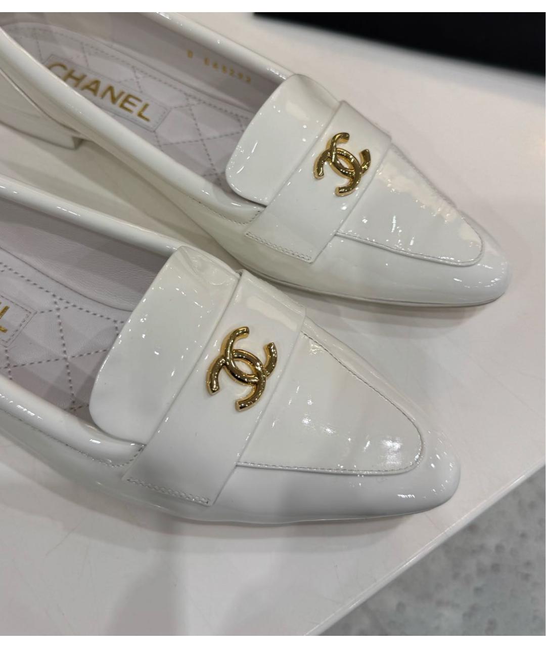 CHANEL Белые лоферы из лакированной кожи, фото 3