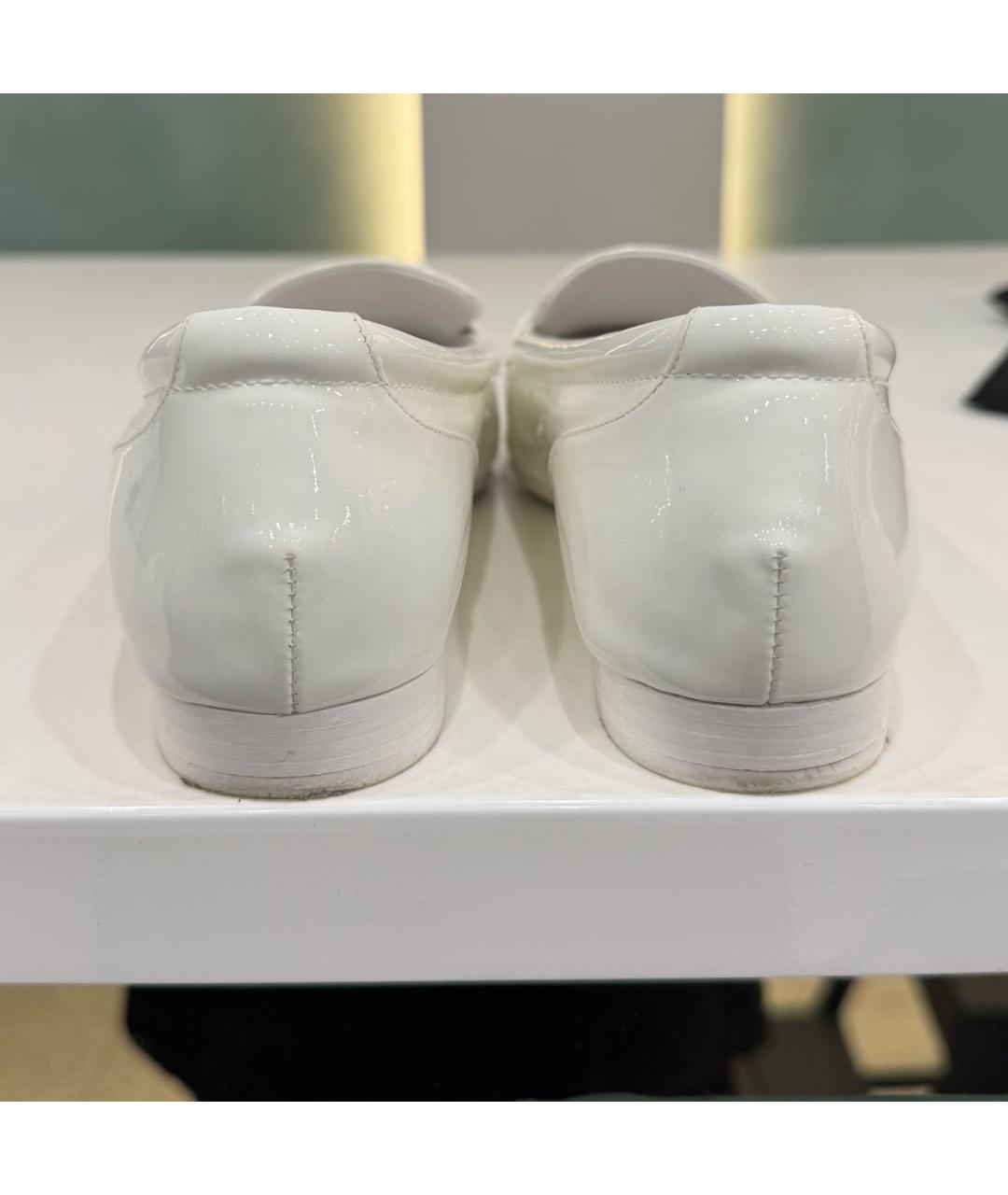 CHANEL Белые лоферы из лакированной кожи, фото 5