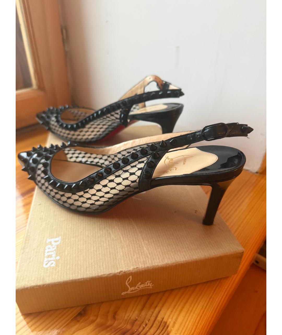 CHRISTIAN LOUBOUTIN Черные лодочки на низком каблуке из лакированной кожи, фото 5