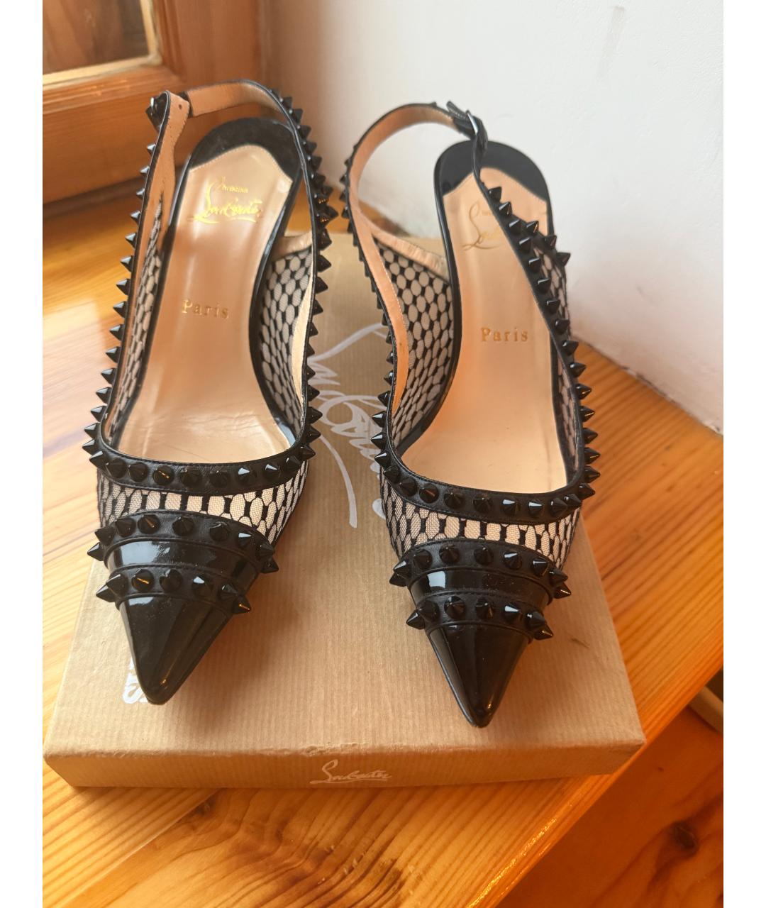 CHRISTIAN LOUBOUTIN Черные лодочки на низком каблуке из лакированной кожи, фото 2