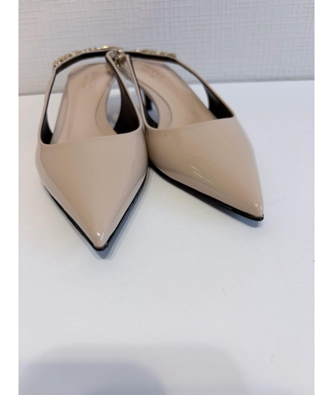 GUCCI Бежевые лодочки на низком каблуке из лакированной кожи, фото 7