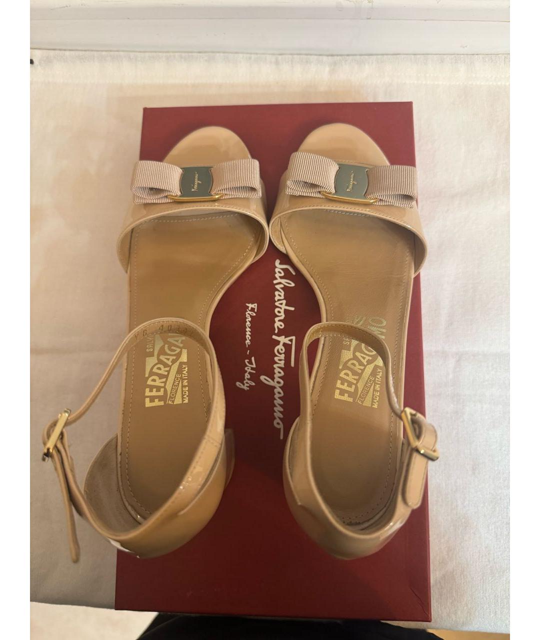 FERRAGAMO Бежевые босоножки из лакированной кожи, фото 3