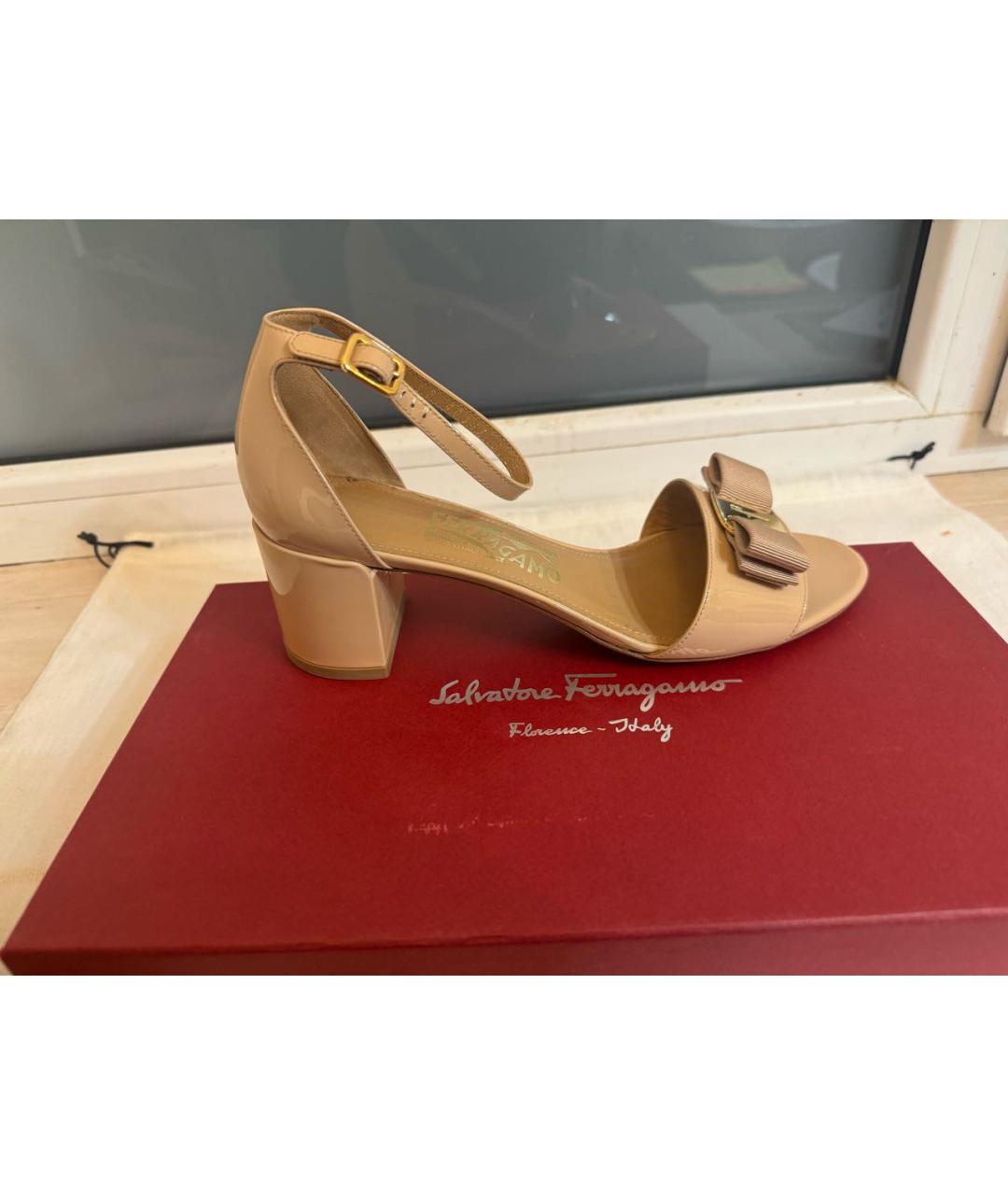 FERRAGAMO Бежевые босоножки из лакированной кожи, фото 6