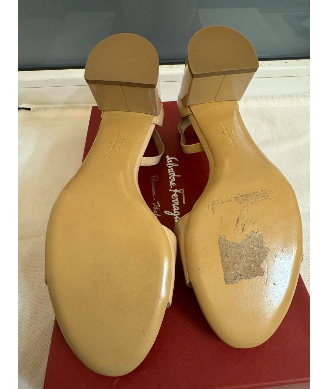 FERRAGAMO Бежевые босоножки из лакированной кожи, фото 5