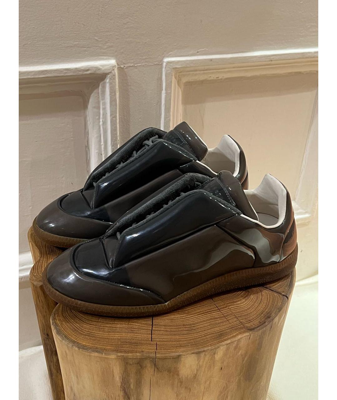 MAISON MARGIELA Антрацитовые низкие кроссовки / кеды из лакированной кожи, фото 6