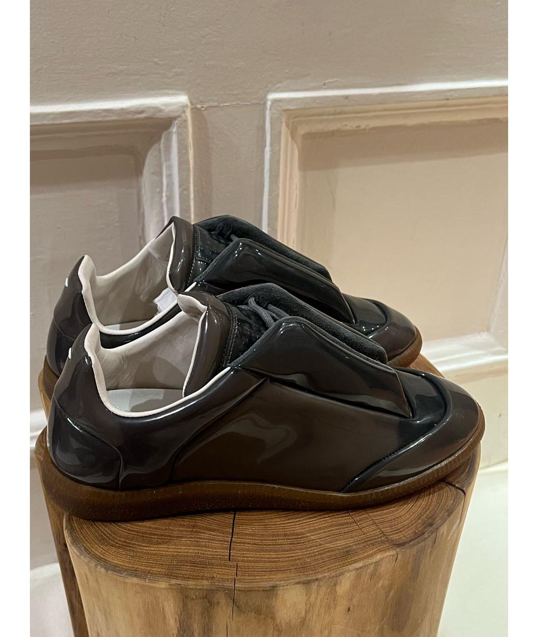 MAISON MARGIELA Антрацитовые низкие кроссовки / кеды из лакированной кожи, фото 3