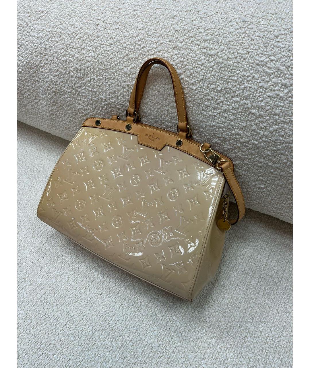 LOUIS VUITTON Бежевая сумка с короткими ручками из лакированной кожи, фото 5