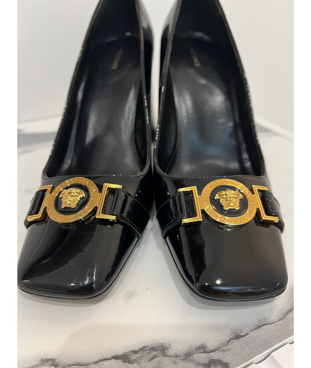 VERSACE Черные туфли из лакированной кожи, фото 4