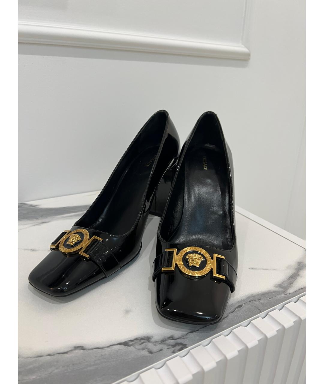 VERSACE Черные туфли из лакированной кожи, фото 6