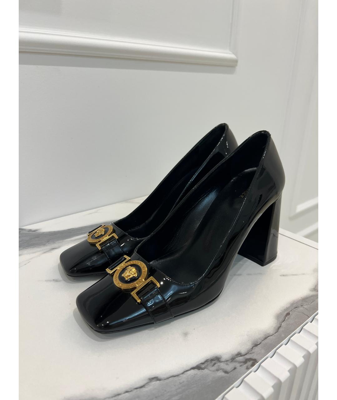 VERSACE Черные туфли из лакированной кожи, фото 8